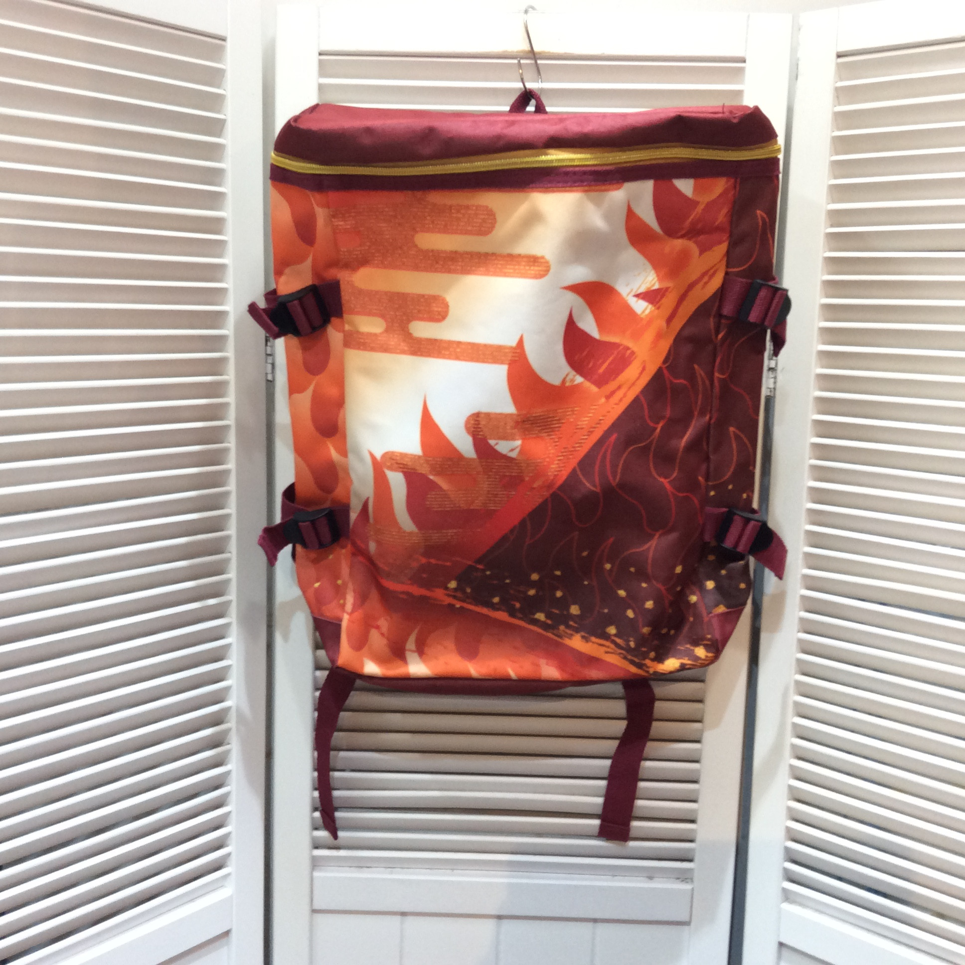 未使用 ナイロンリュック  エンジ／プリント柄