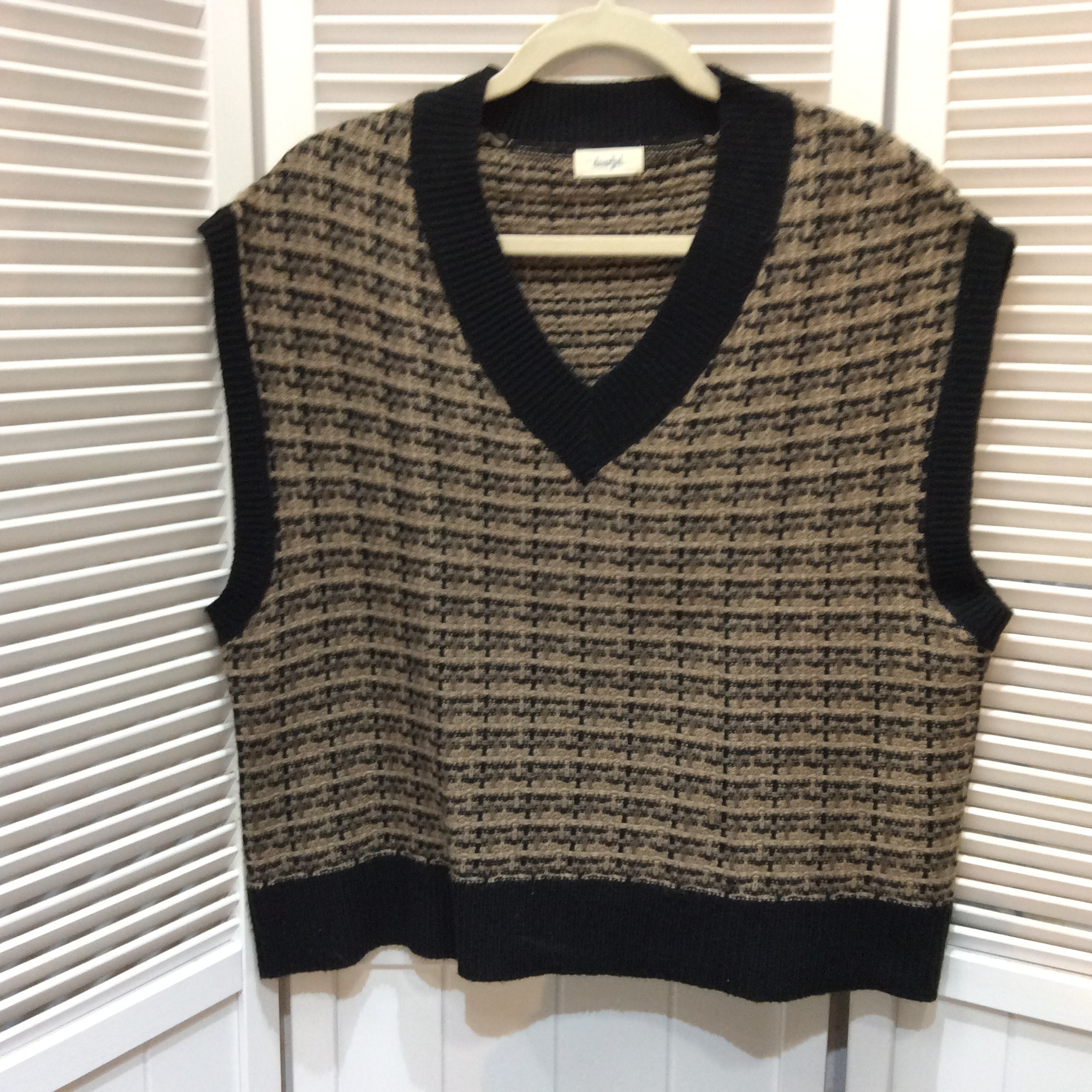 Vネックニットベスト Mサイズ  ベージュ／黒柄
