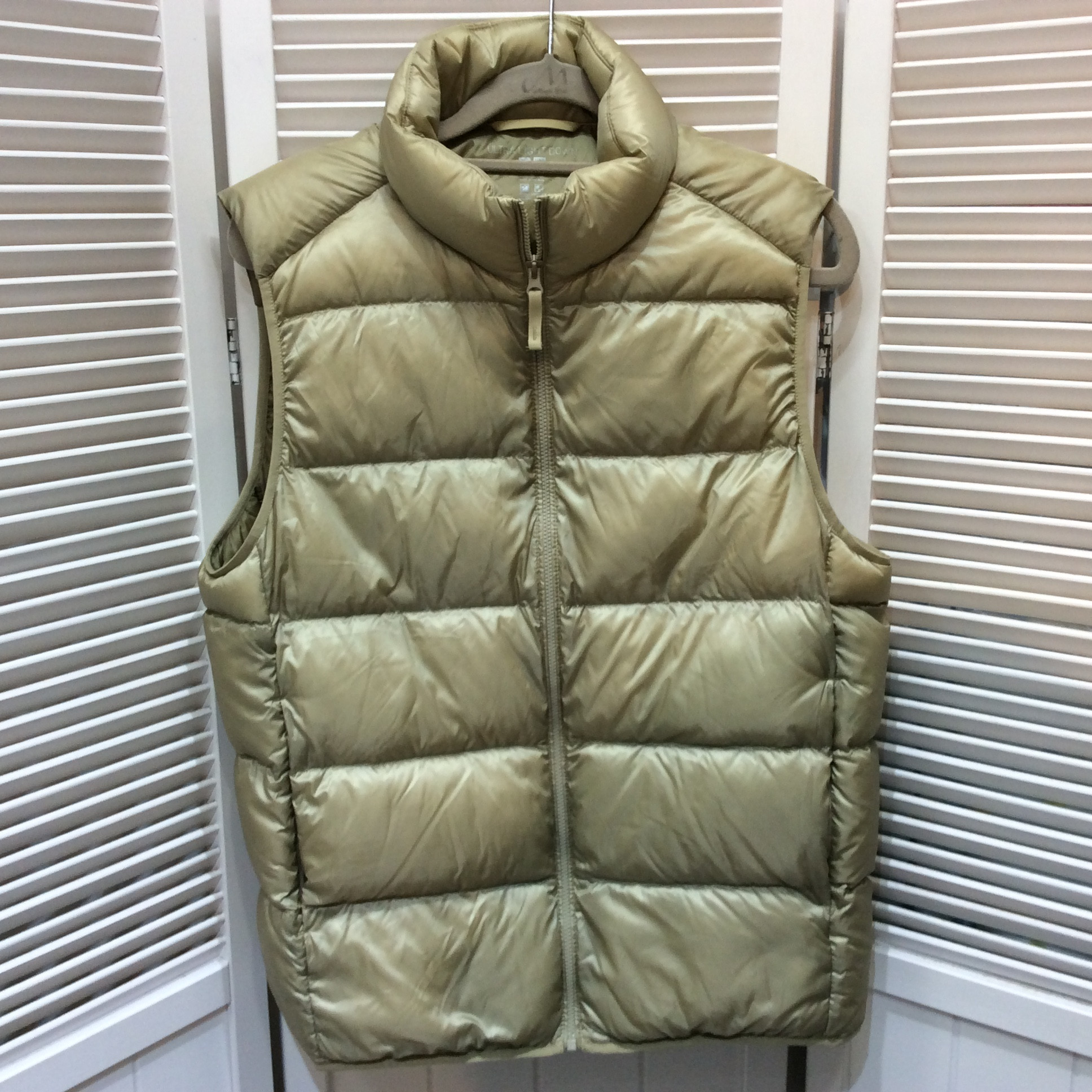 ユニクロ ウルトラライトダウン ベスト M ベージュ