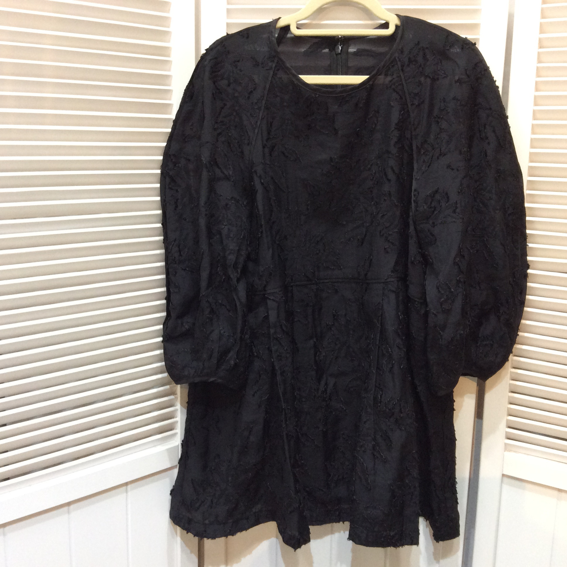 PLST プラステ プルオーバー Mサイズ 黒／刺繍のようなデザイン