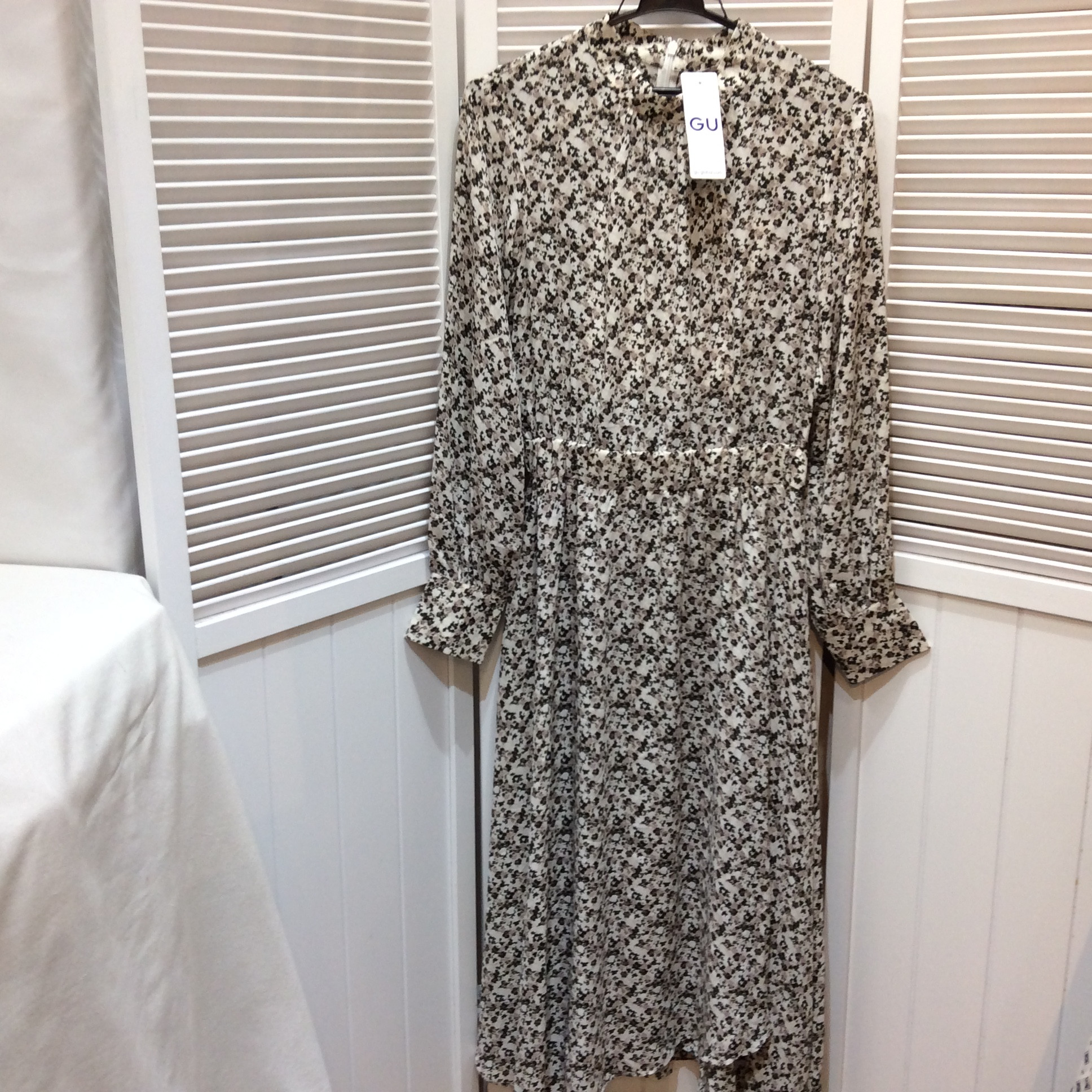 半額値下げ❗️新品 GU ロングワンピース   Mサイズ ベージュ柄