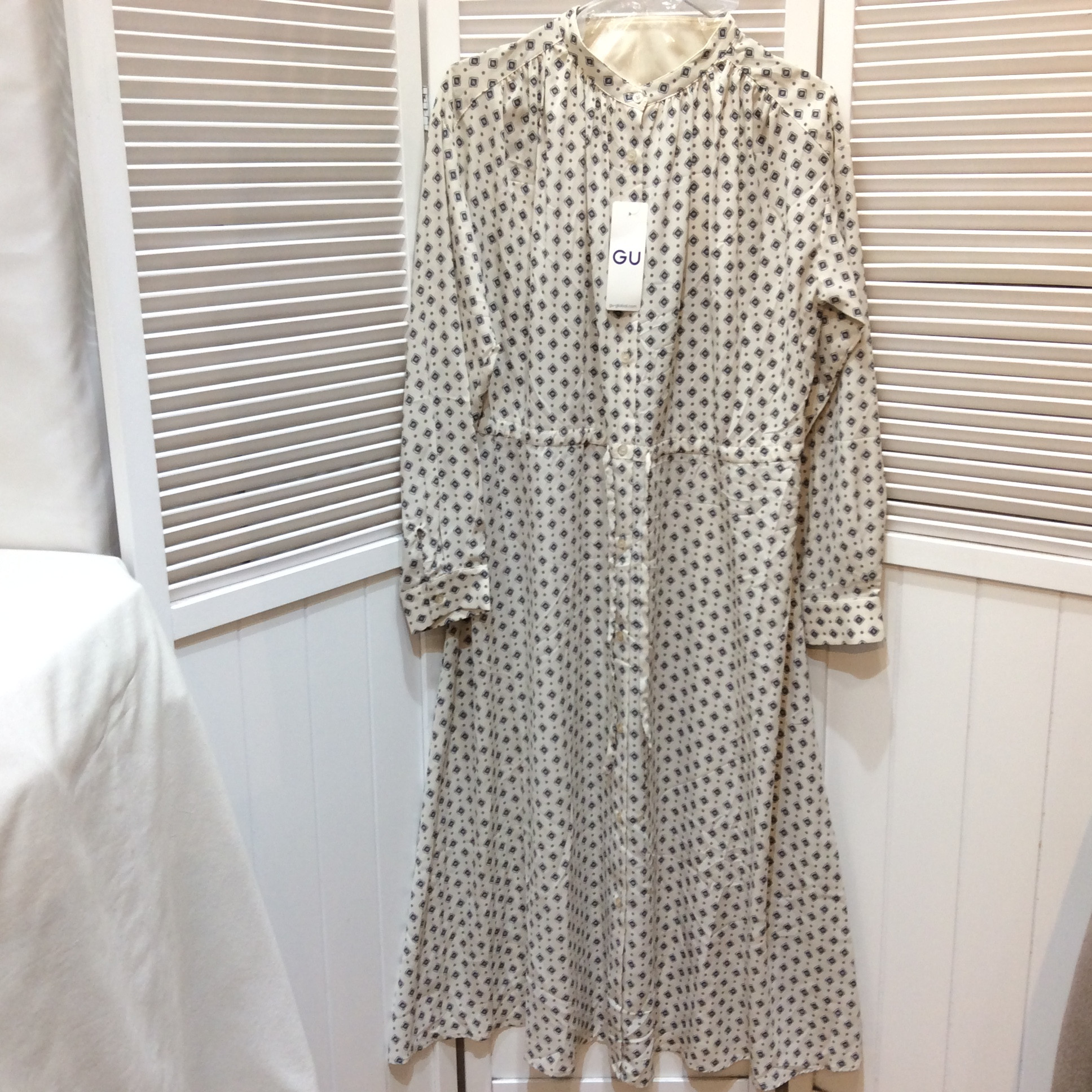 新品 GU ロングワンピース Mサイズ  オフホワイト柄