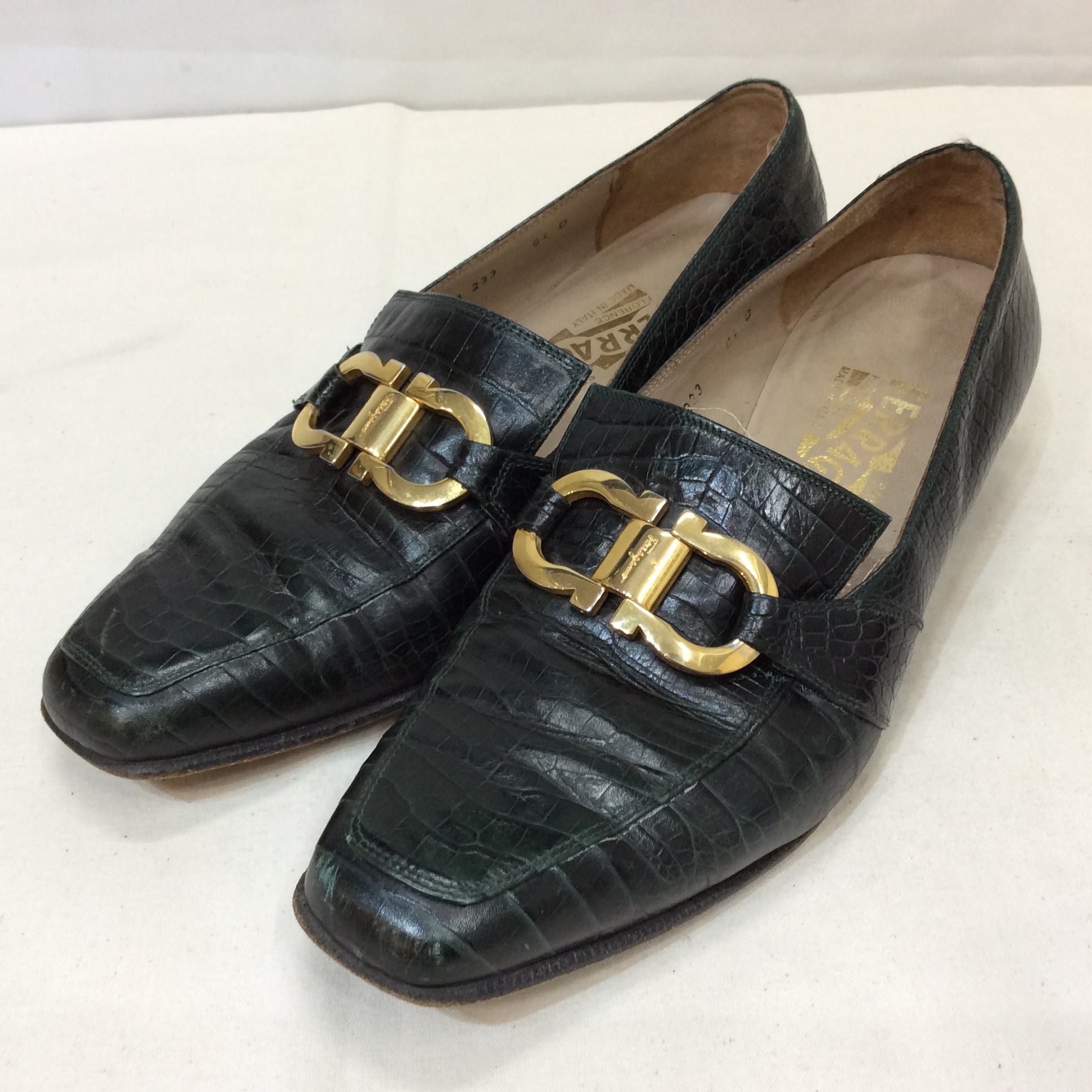 フェラガモ レザー型押しパンプス 23.5~24cm ダークグリーン系