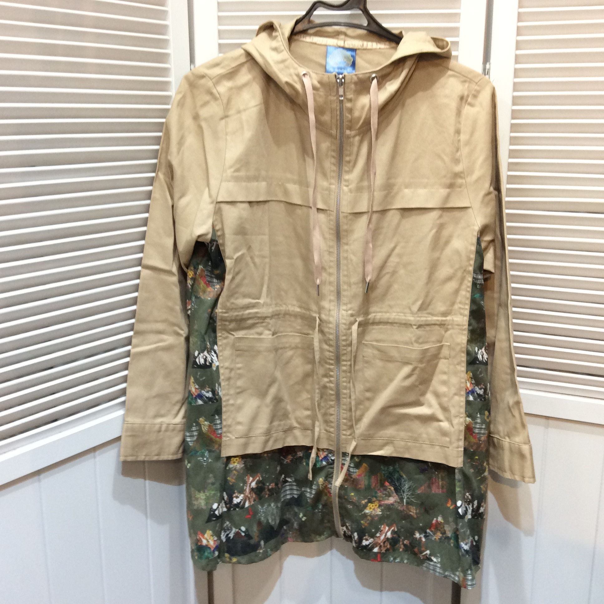 スカラー フード付きハーフコート Mサイズ ベージュ／グリーン柄