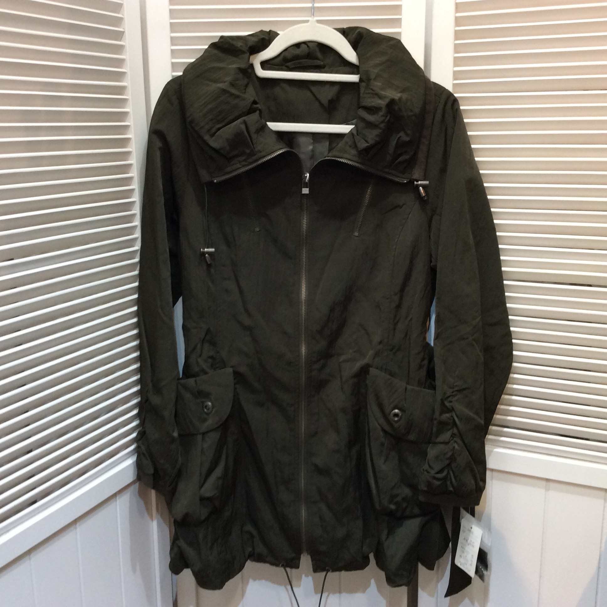 未使用☆ベルーナ ナイロンコート M カーキ系