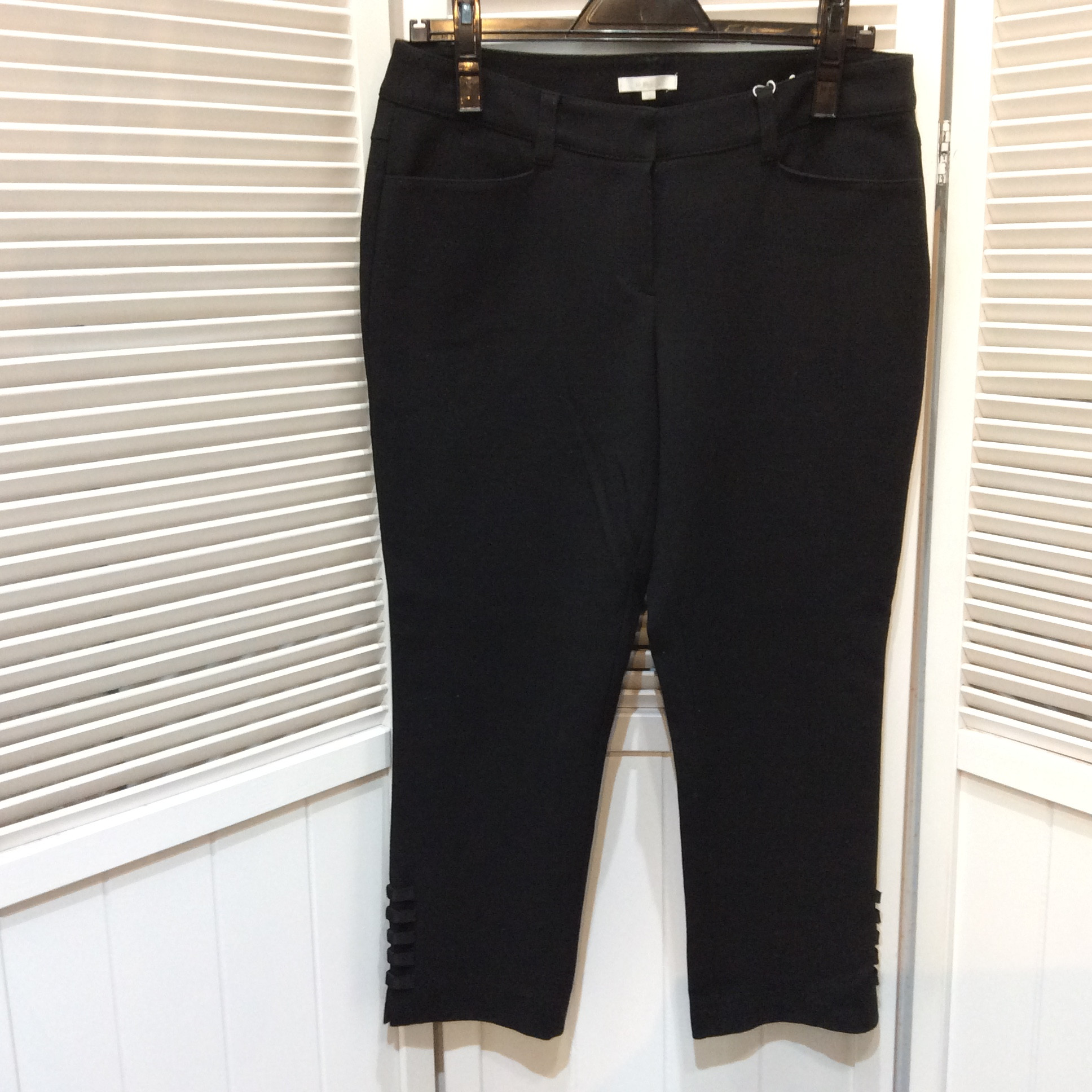 TO BE CHIC サブリナパンツ  サイズ42 黒