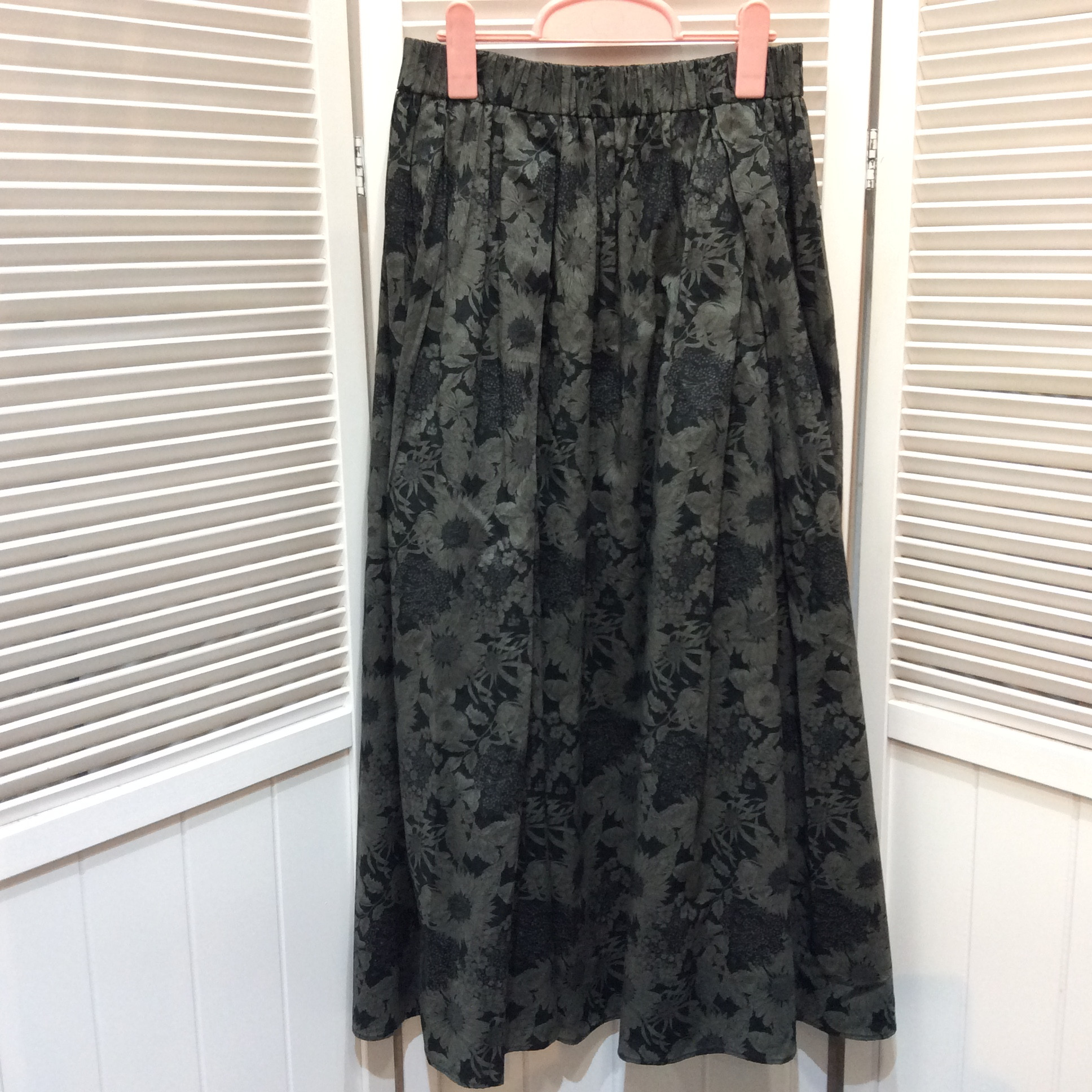 かぐれ  ロングスカート  フリーサイズ   ブラック×カーキ／プリント柄  美品