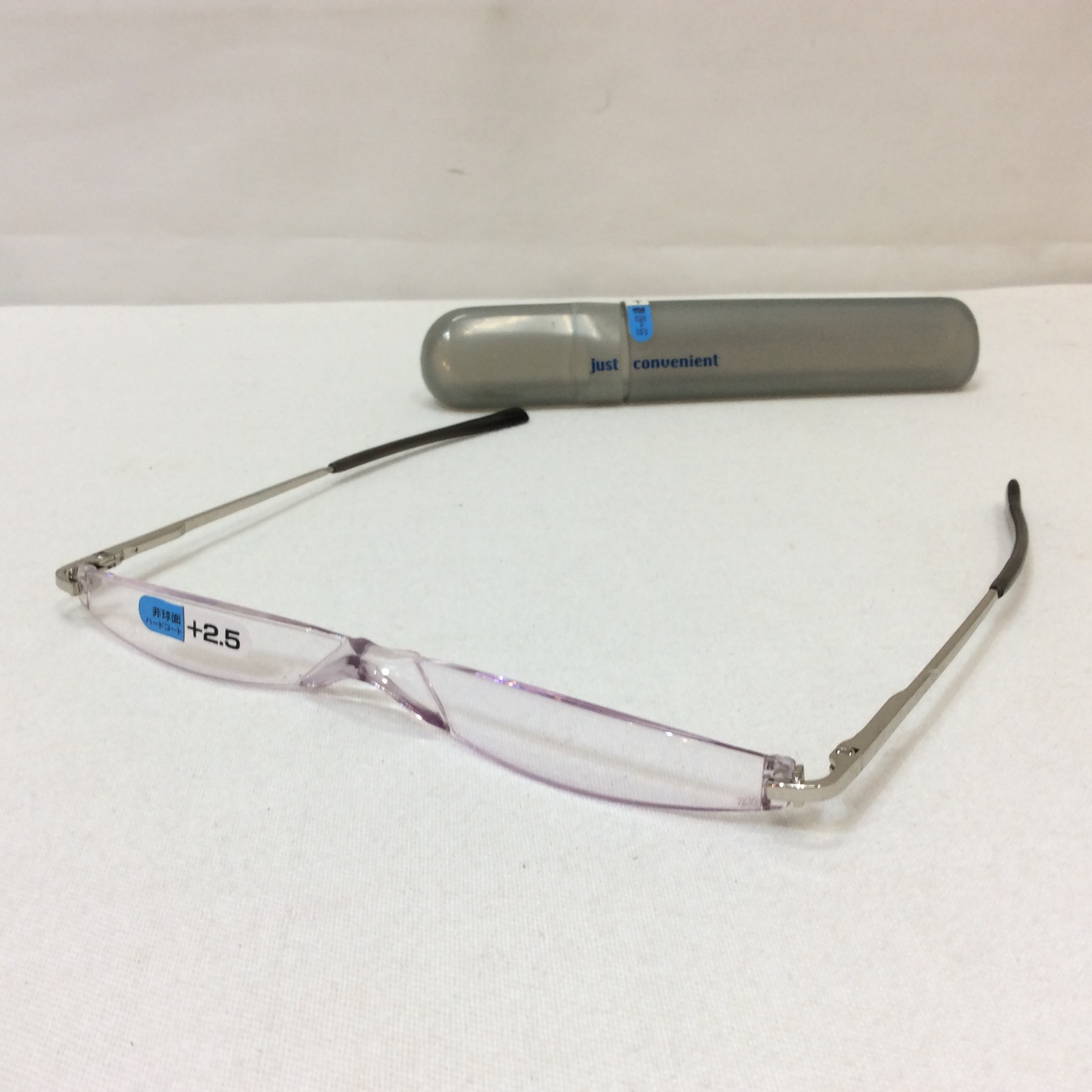 未使用☆スリム老眼鏡 +2.5 ケース付き