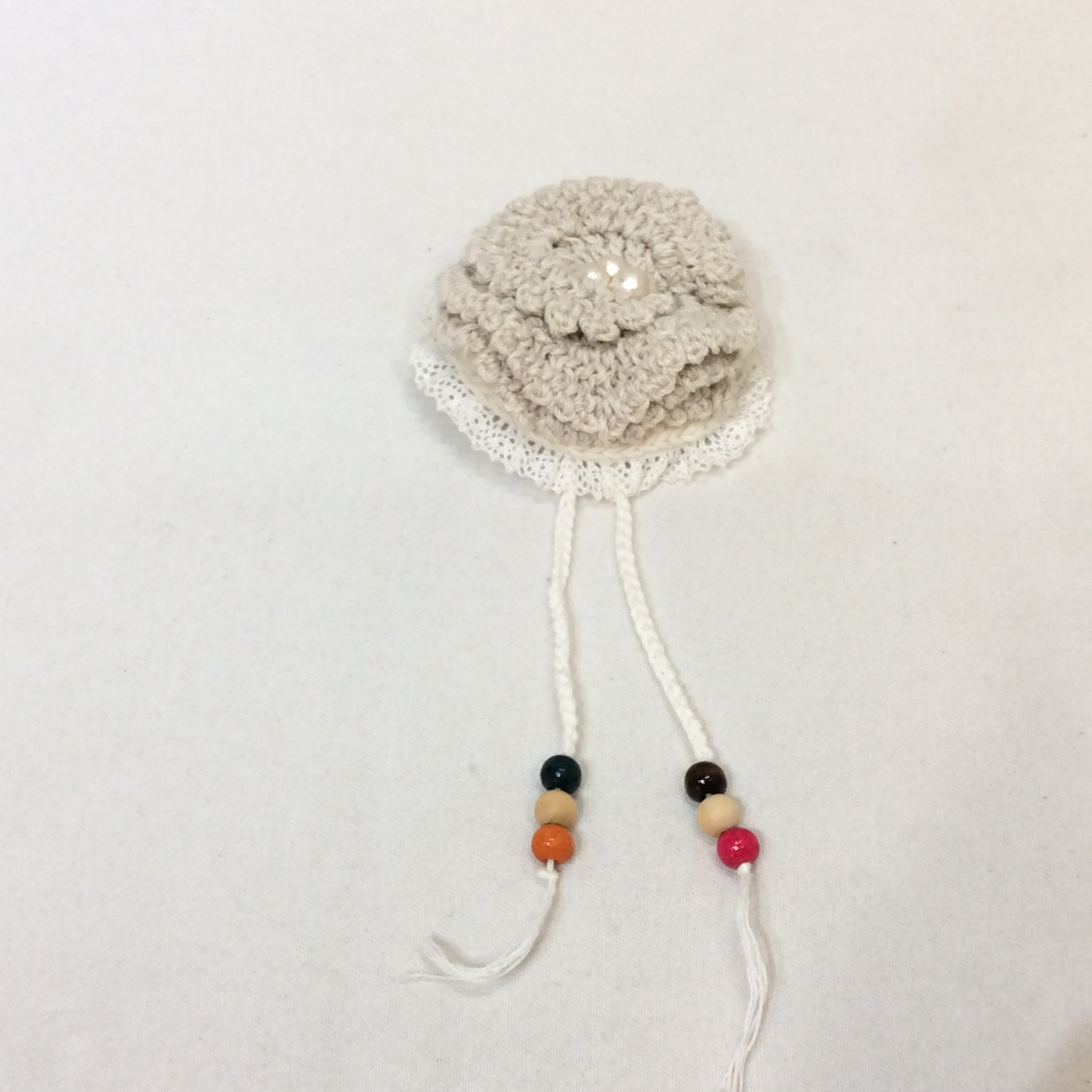 手作り ニットブローチ  ライトグレー