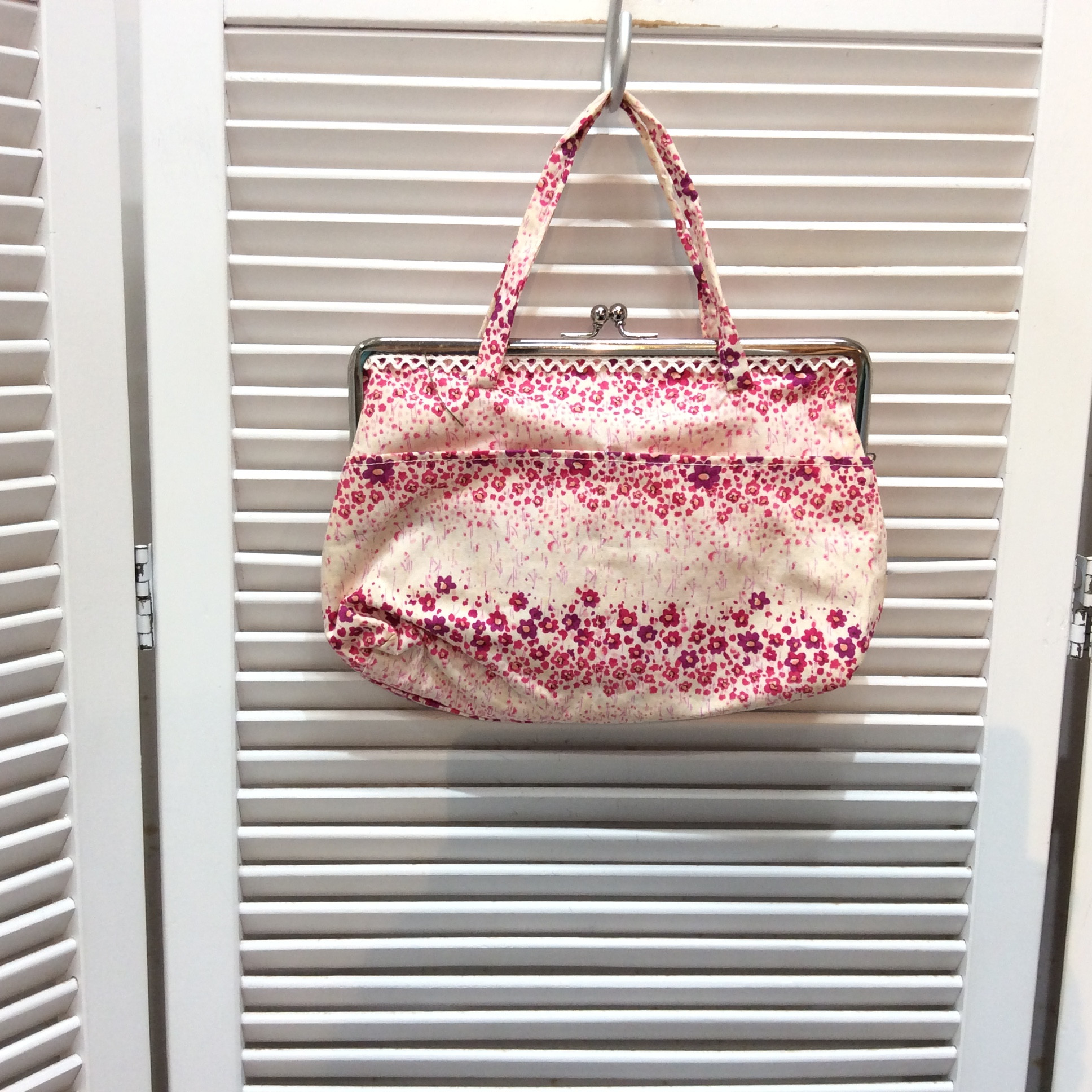 がま口ポーチ  ピンク／花