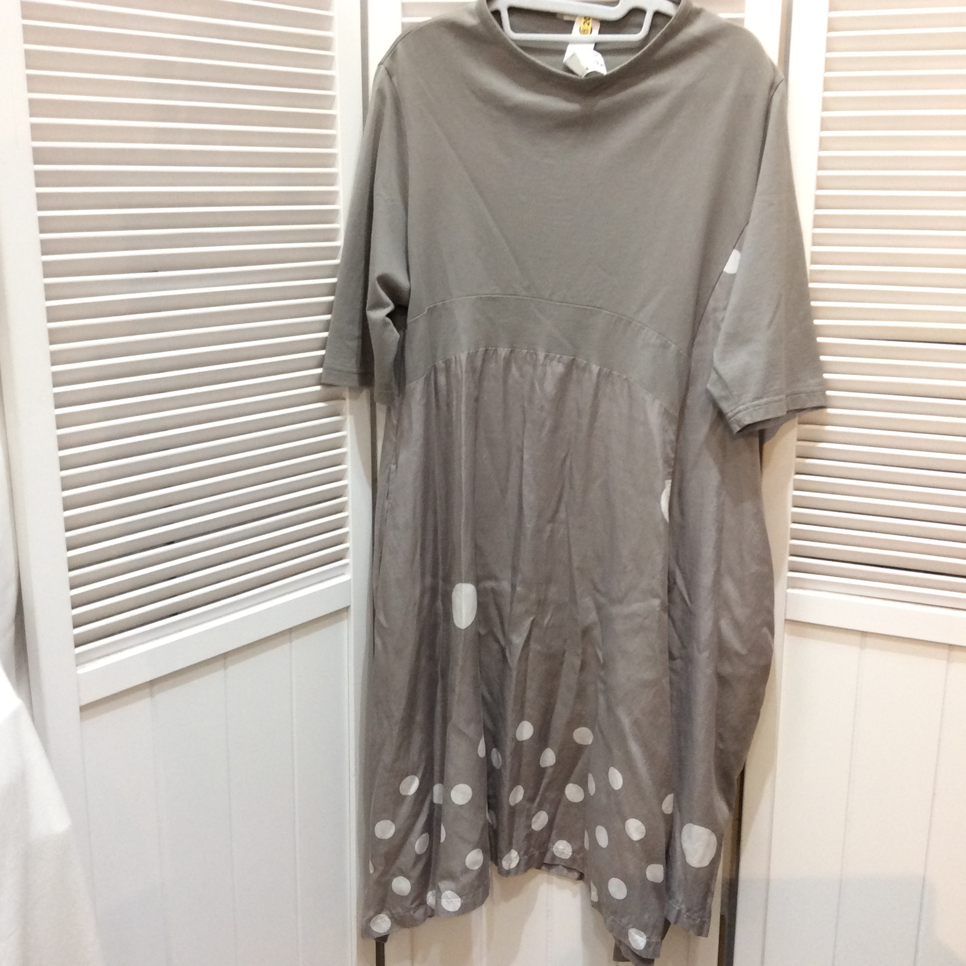 チュニックワンピース  サイズM  グレージュ色／ドット柄  日本製
