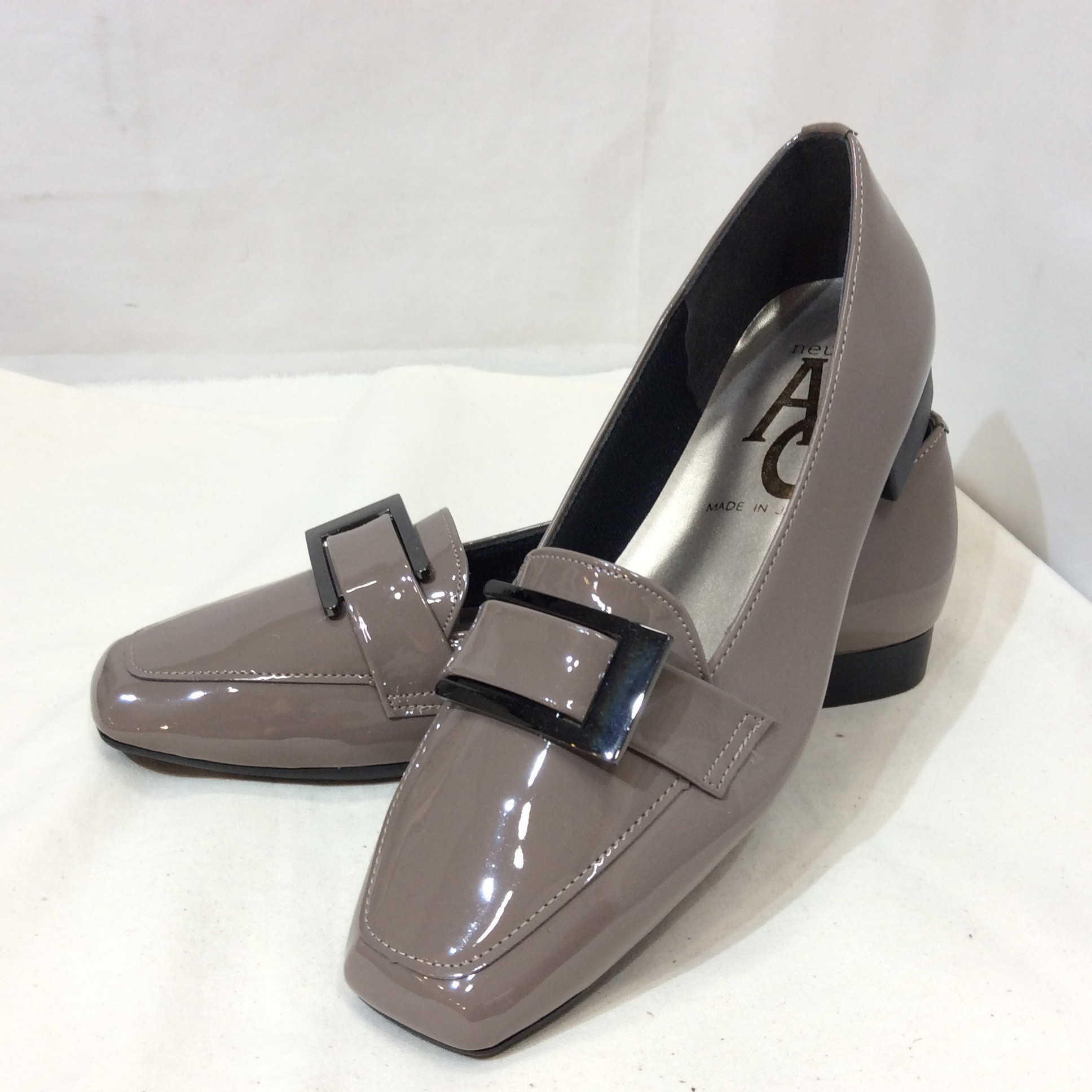 未使用 neue arhe’ ノイエ アルへ エナメルパンプス 23.0 EEE  グレージュ色