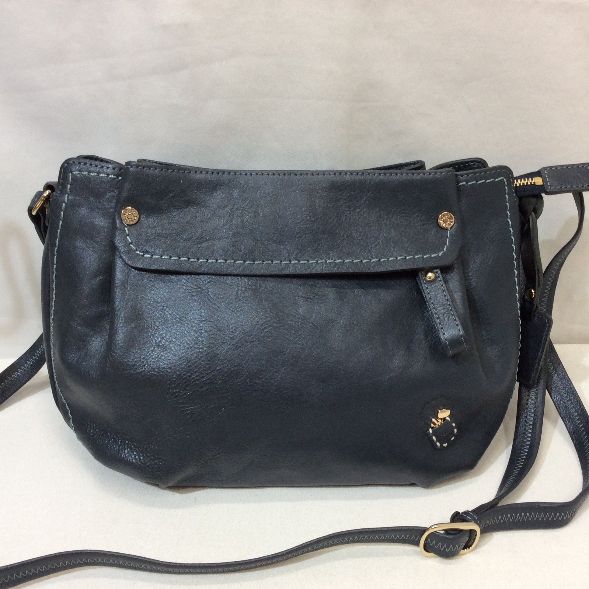 PELLE BORSA ペレボルサ レザー ショルダーバッグ ロゴチャーム付き ネイビー系