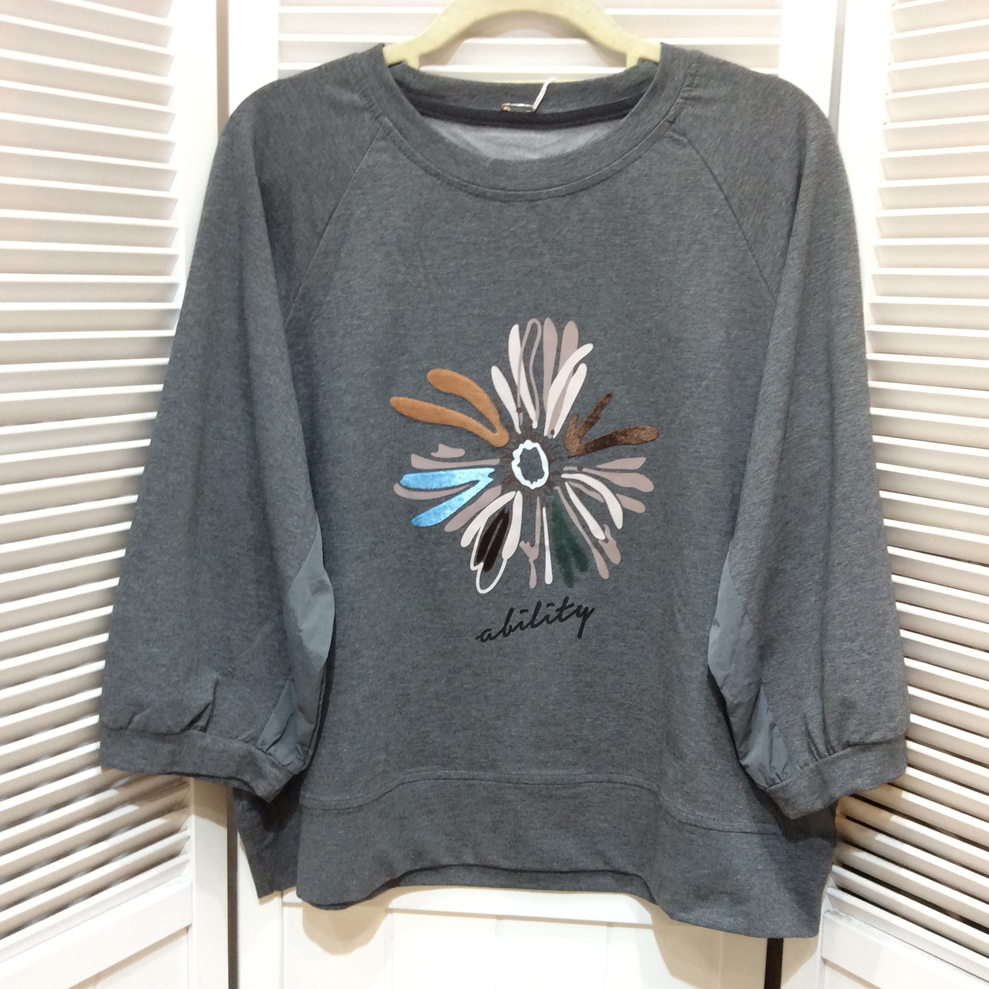 未使用 七分袖カットソー フリーサイズ   グレー／お花デザイン