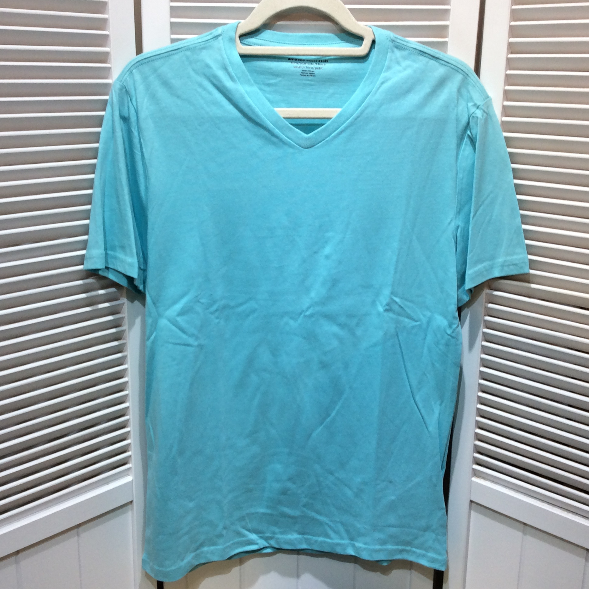 未使用☆アマゾン メンズ VネックTシャツ S 水色