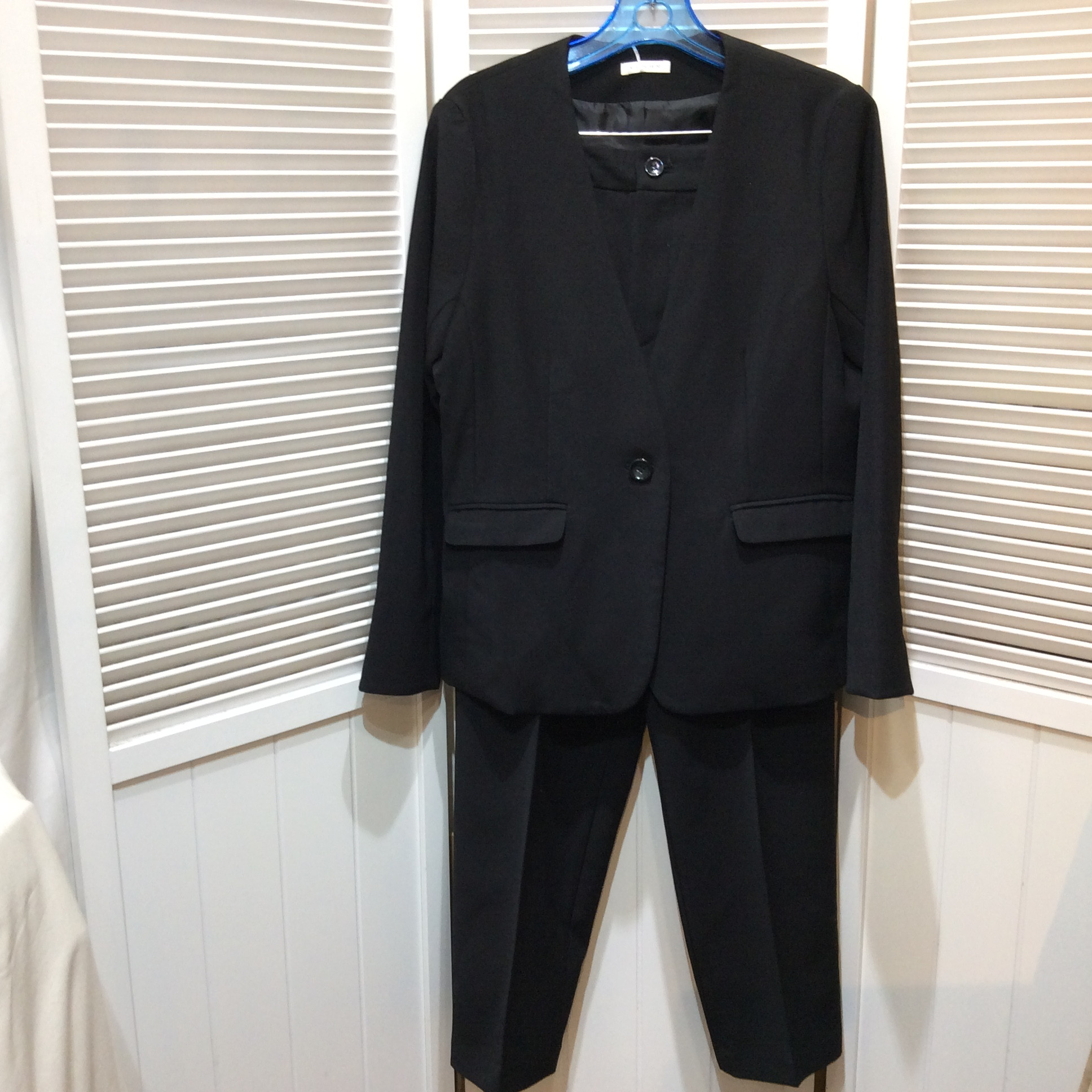 ブラックフォーマル パンツスーツ  上M／下LL  小さめ  美品