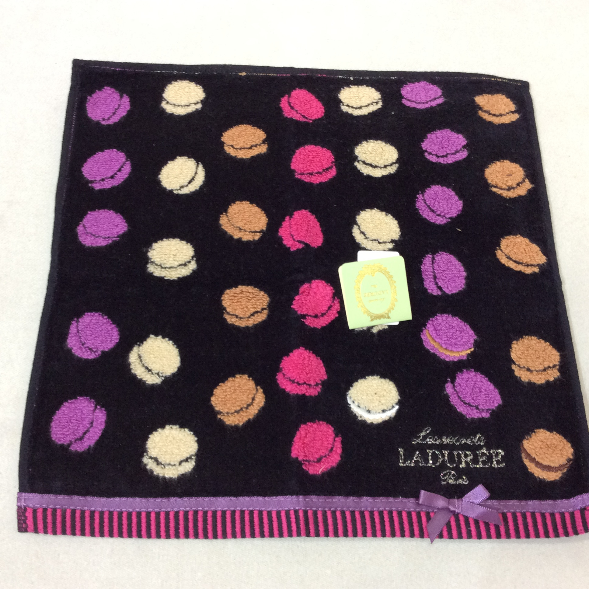 未使用☆LADUREE ラデュレ タオルハンカチ ブラック マカロン柄
