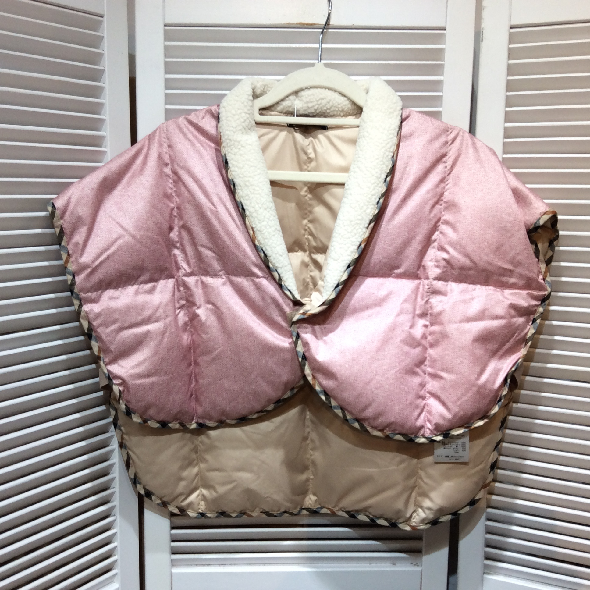 未使用 DAKS 羽毛入 肩当てポンチョ M〜L   ピンク系