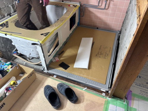 ユニットバス組み立て中