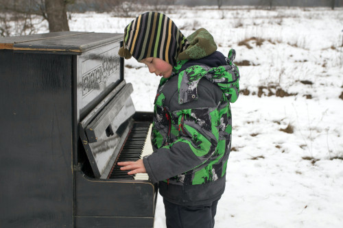 BLOG素材12ピアノを弾く男の子.jpg