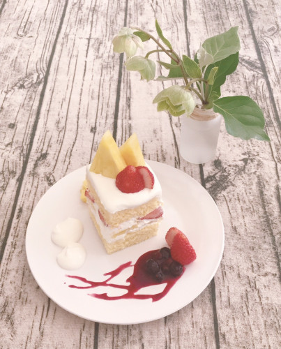 台湾パイナップルといちごのケーキ.jpg