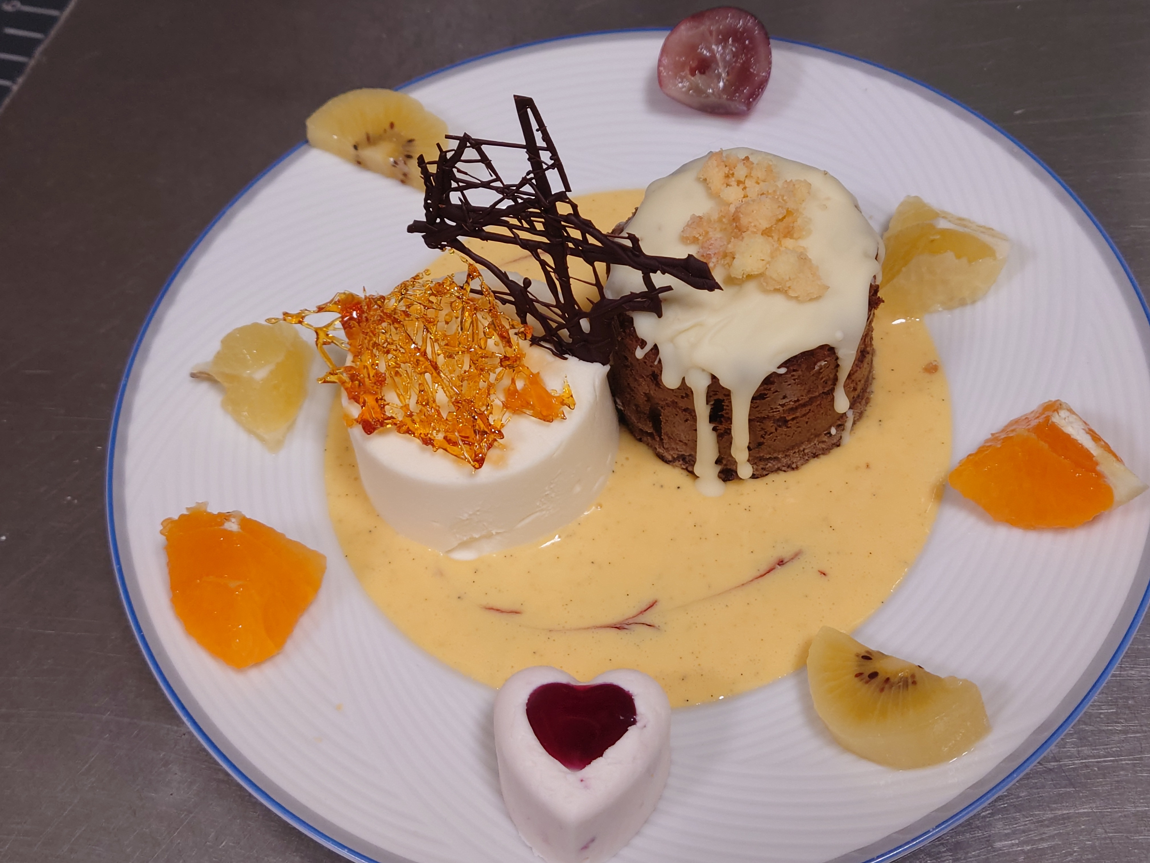 ホワイトチョコムースとアングレーズソースのホワイトデーケーキ