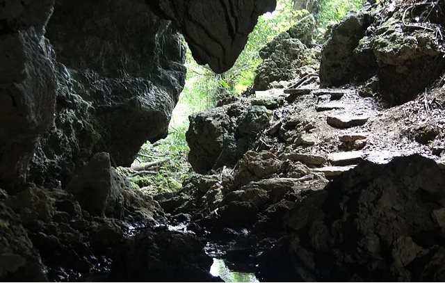 沖縄県の洞窟でアドベンチャーを楽しもう！～おすすめの見どころは鍾乳石～
