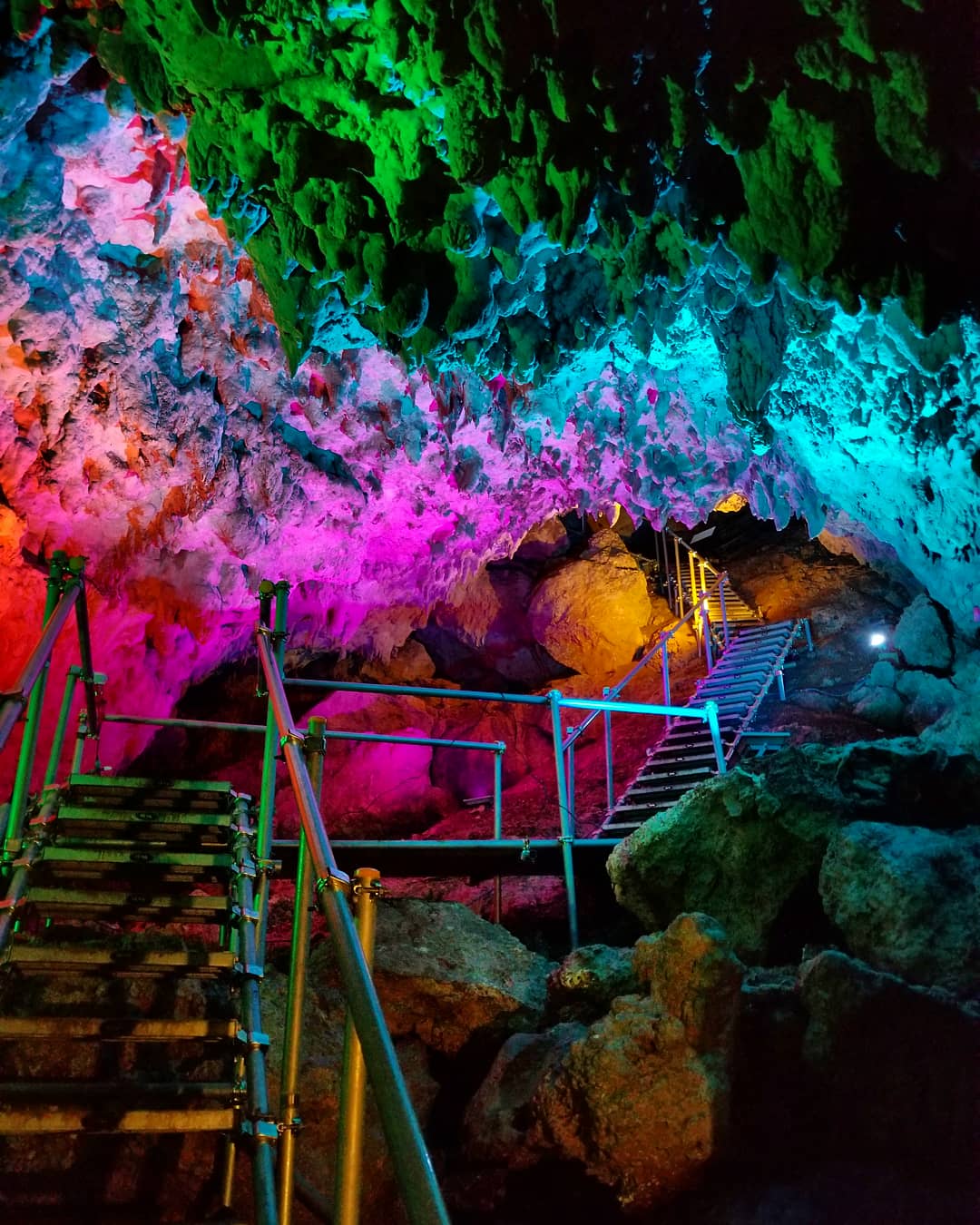 沖縄県の洞窟 鍾乳洞 穴場スポットを紹介 沖縄観光で人気のおすすめ洞窟探検なら Cave Okinawa