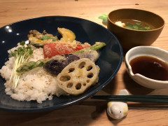 七種の野菜のカフェ流 天丼。