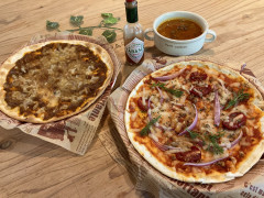ピザ2種類/自家製ドライトマトとハーブのピザ〜こだわりのカレーで作ったピザ（ジャーサラダ/ひよこ豆のミネストローネ付き）