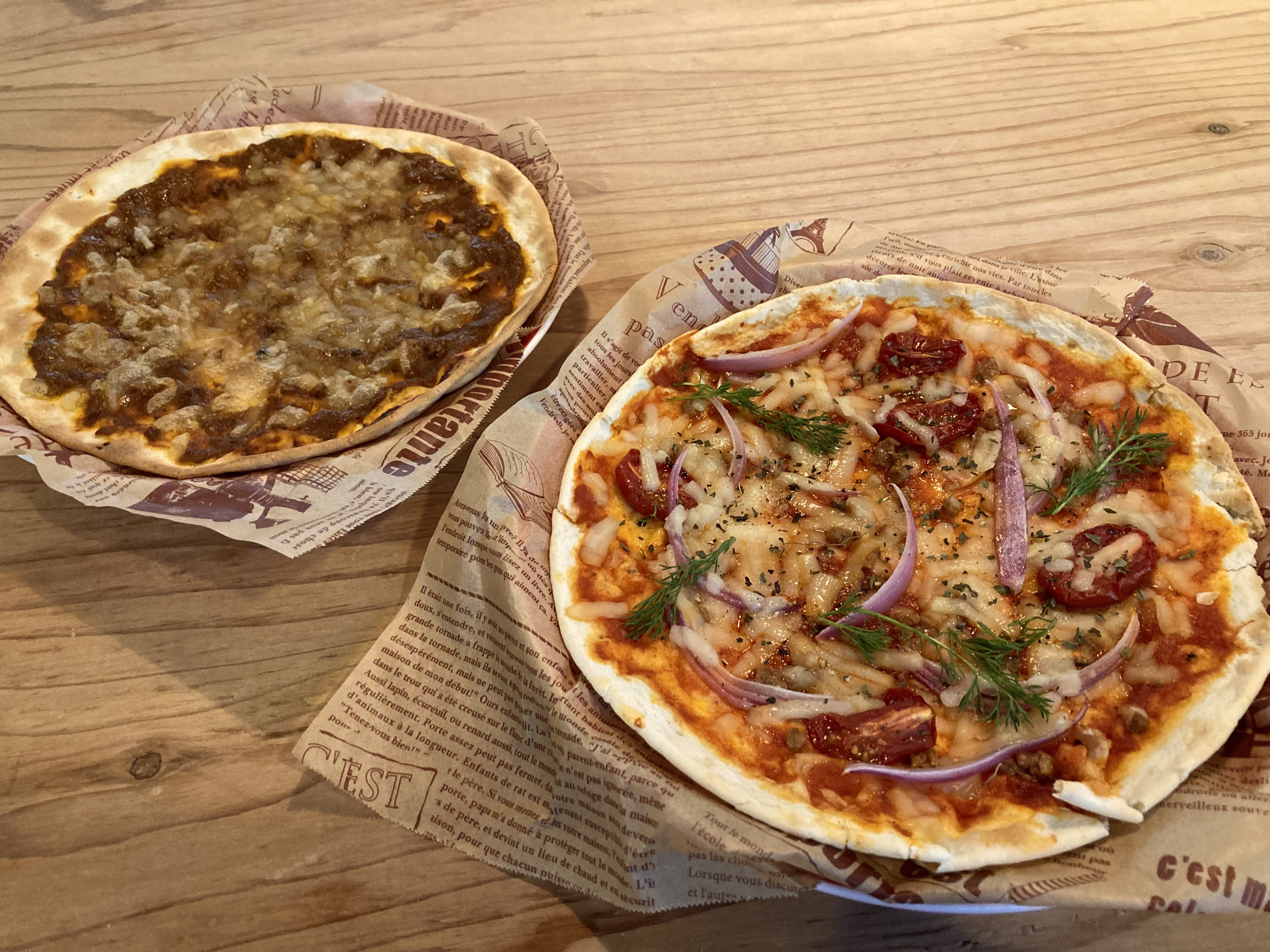 2種類のピザ/自家製ドライトマトとハーブのピザ〜こだわりのカレーで作ったピザ。