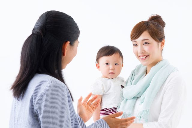 鎌倉で育児カウンセリングを受ける女性