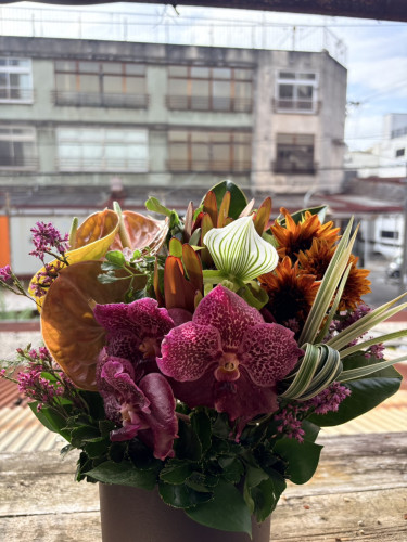 古い建物とお花
