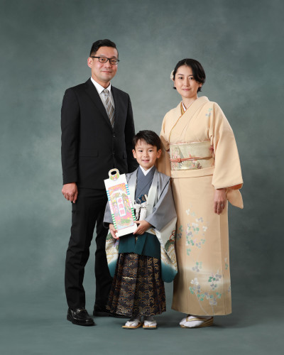 七五三 家族写真　背景:ブルーグレー