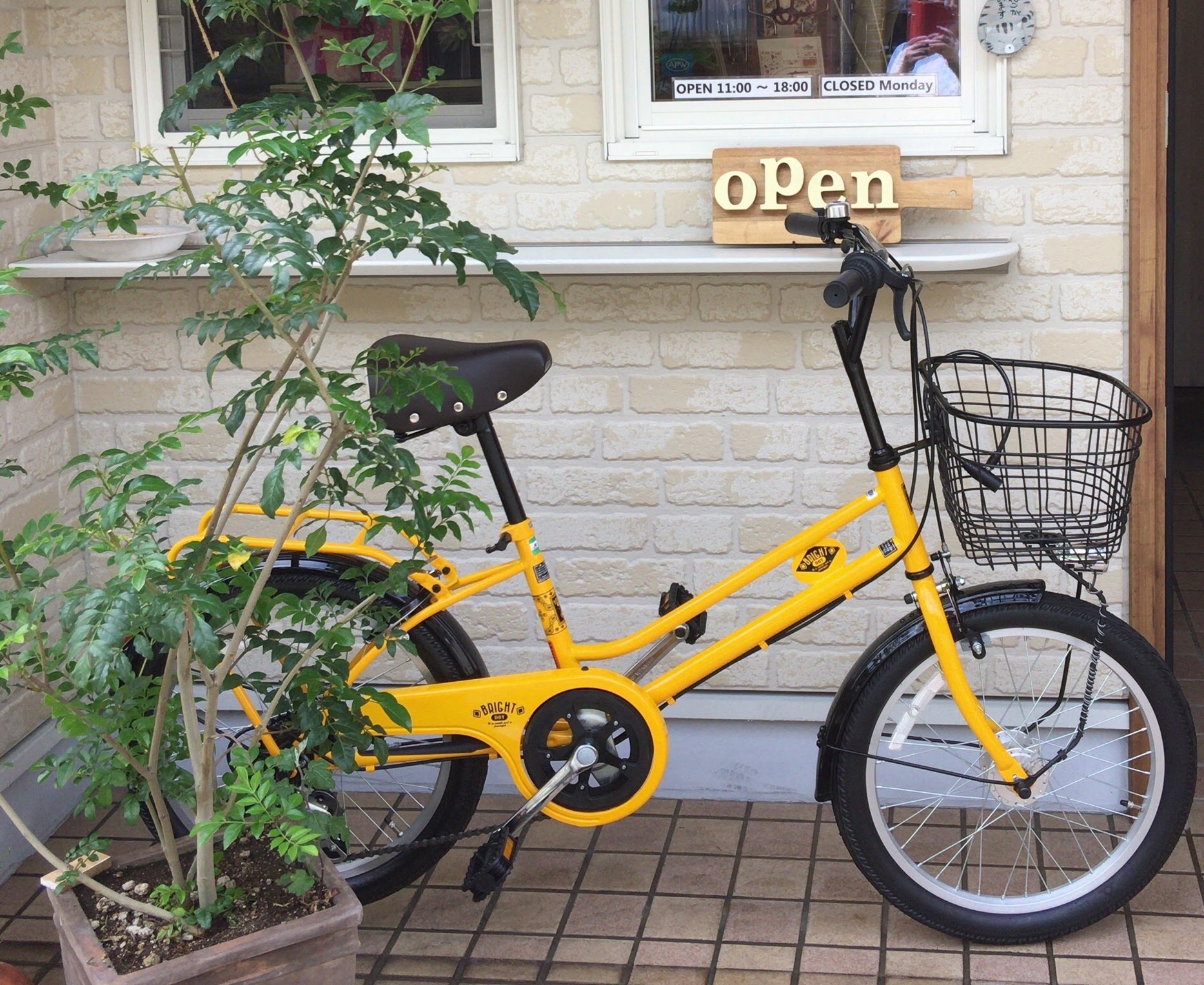 店先の黄色い自転車が目印！