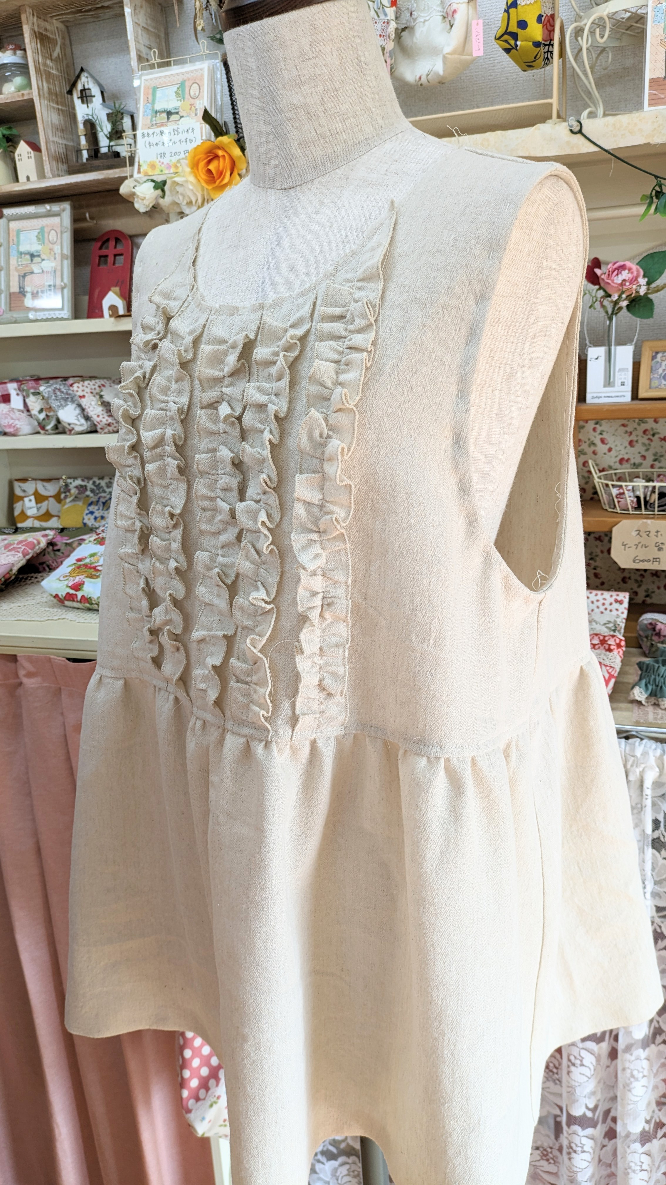 フリフリのベスト製作中です