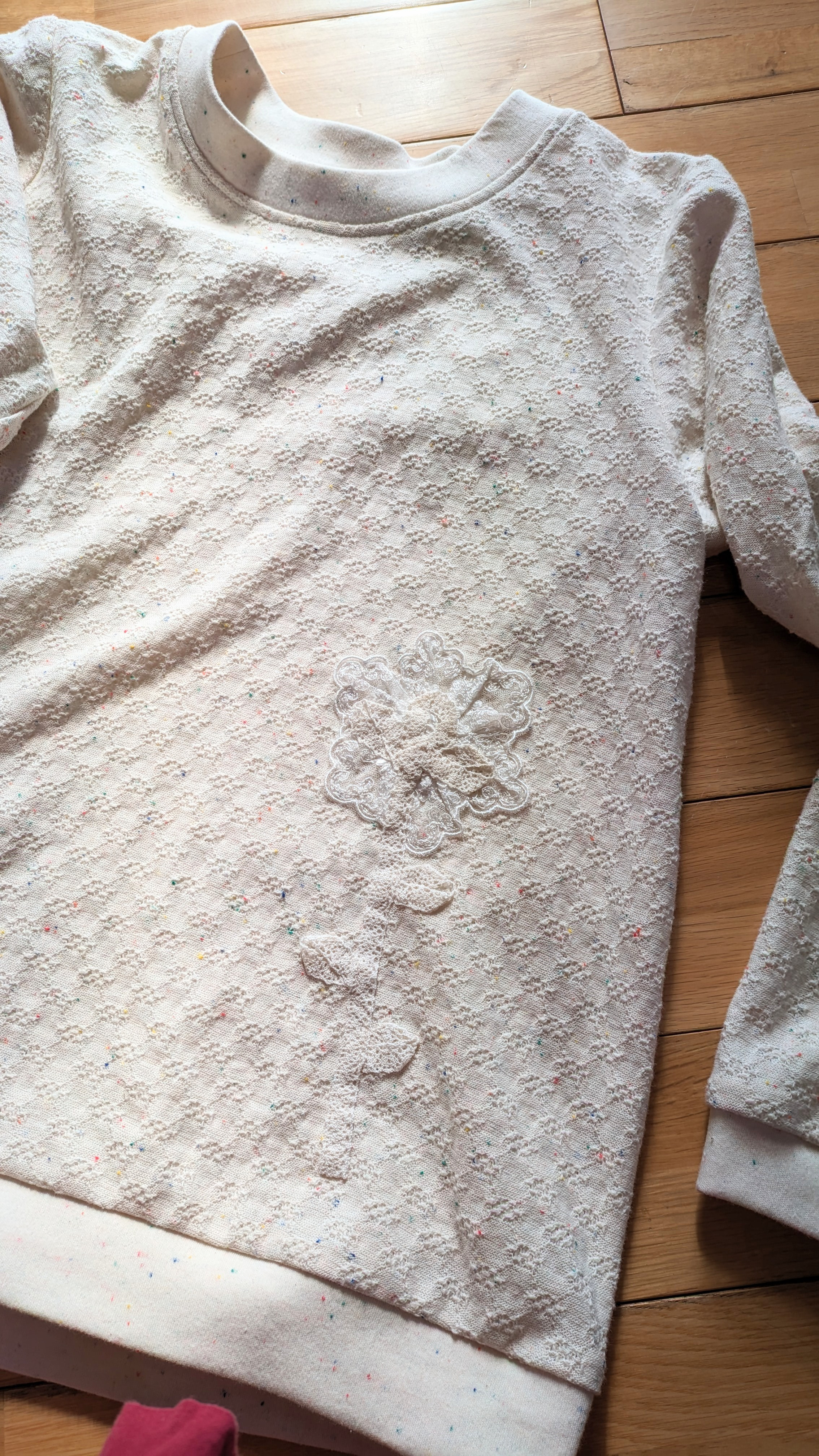 雪のような可愛いカットソー製作しています