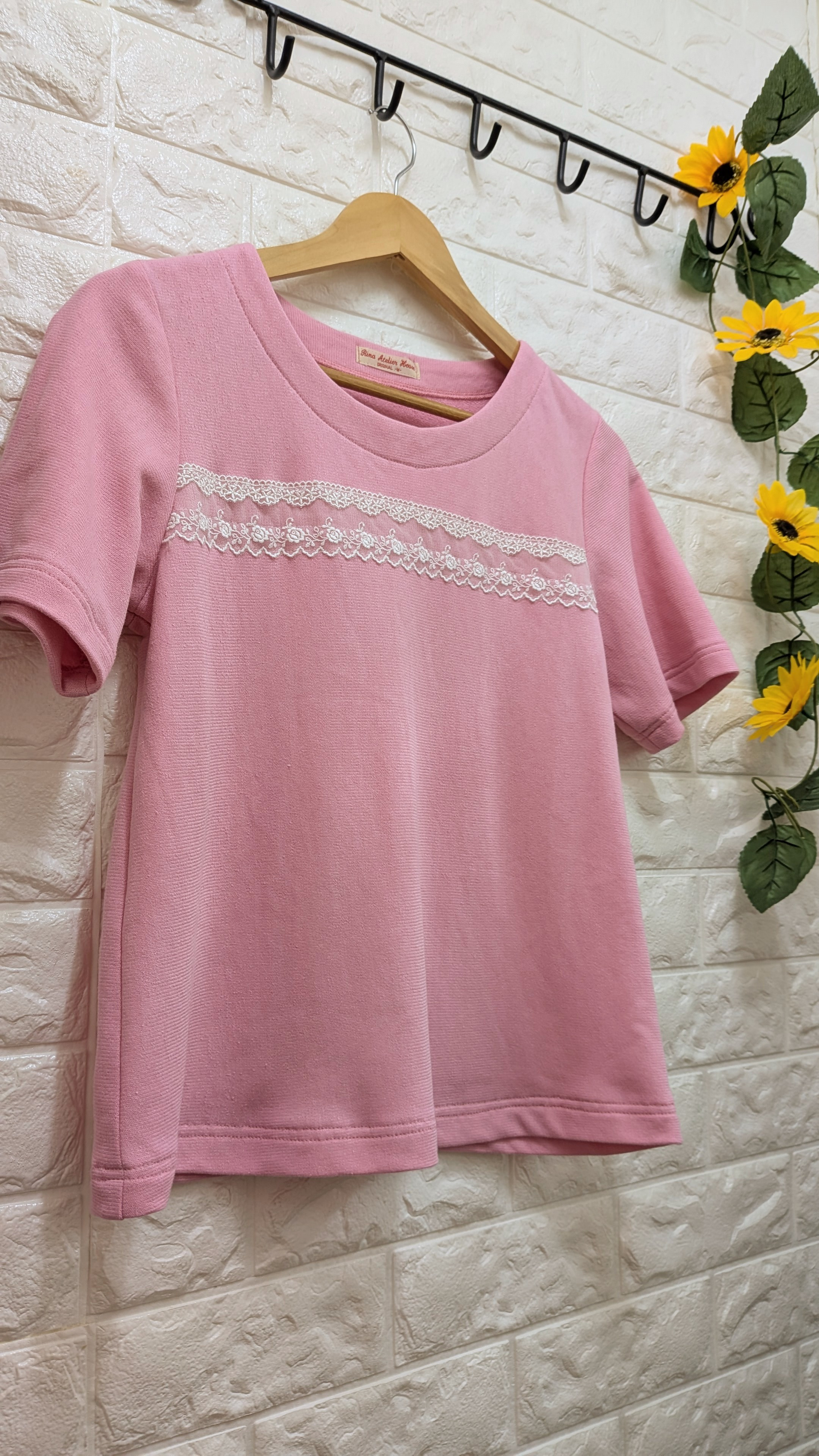 ピンク色のニットTシャツ