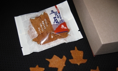 当店の看板商品、五万石は歯ごたえが特徴のお菓子です