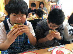 食べる遼真.JPG