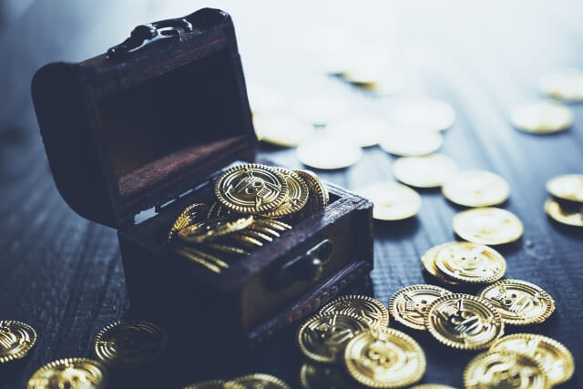 大量の金貨と宝箱