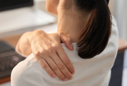 デスクワークの眼精疲労と肩こりに注意