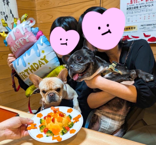 いろちゃん2歳（左）、おめでとうございますヾ(´︶`♡)ﾉうたちゃん5歳（左）とお祝いです🎶 ♩♩♩✮*｡ﾟ