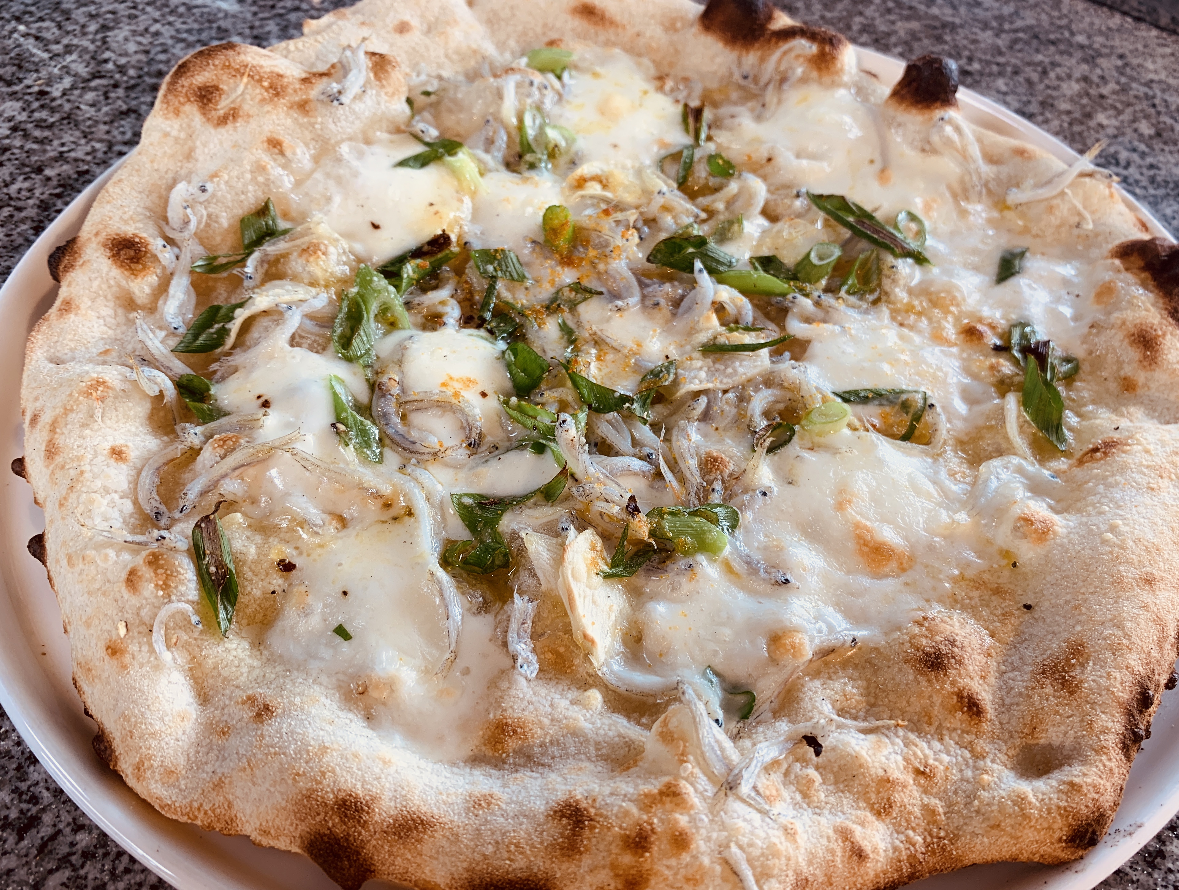 釜揚げしらすと九条ネギ（田子の浦のしらすと九条ネギの和風ピッツァ