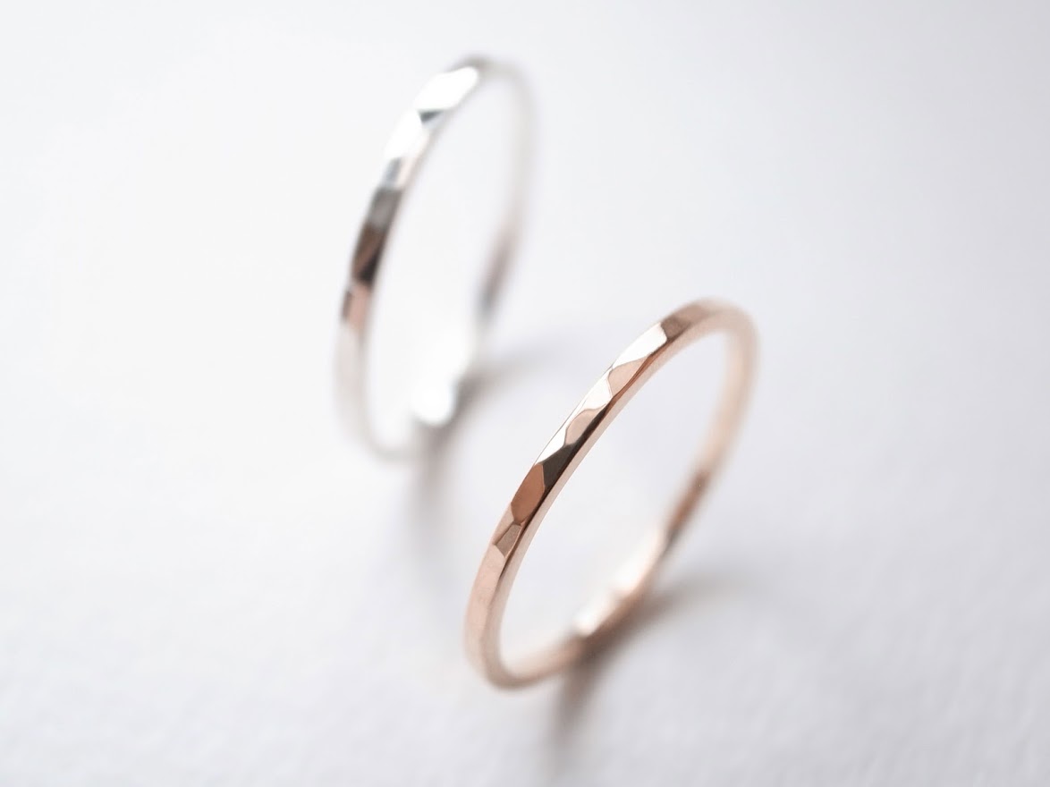 華奢なリングをお求めなら Niruc へ シンプルなデザインはペアリング プレゼントにもおすすめ 右手の指にリングをつけたときの意味 華奢なリング をお探しの方へ