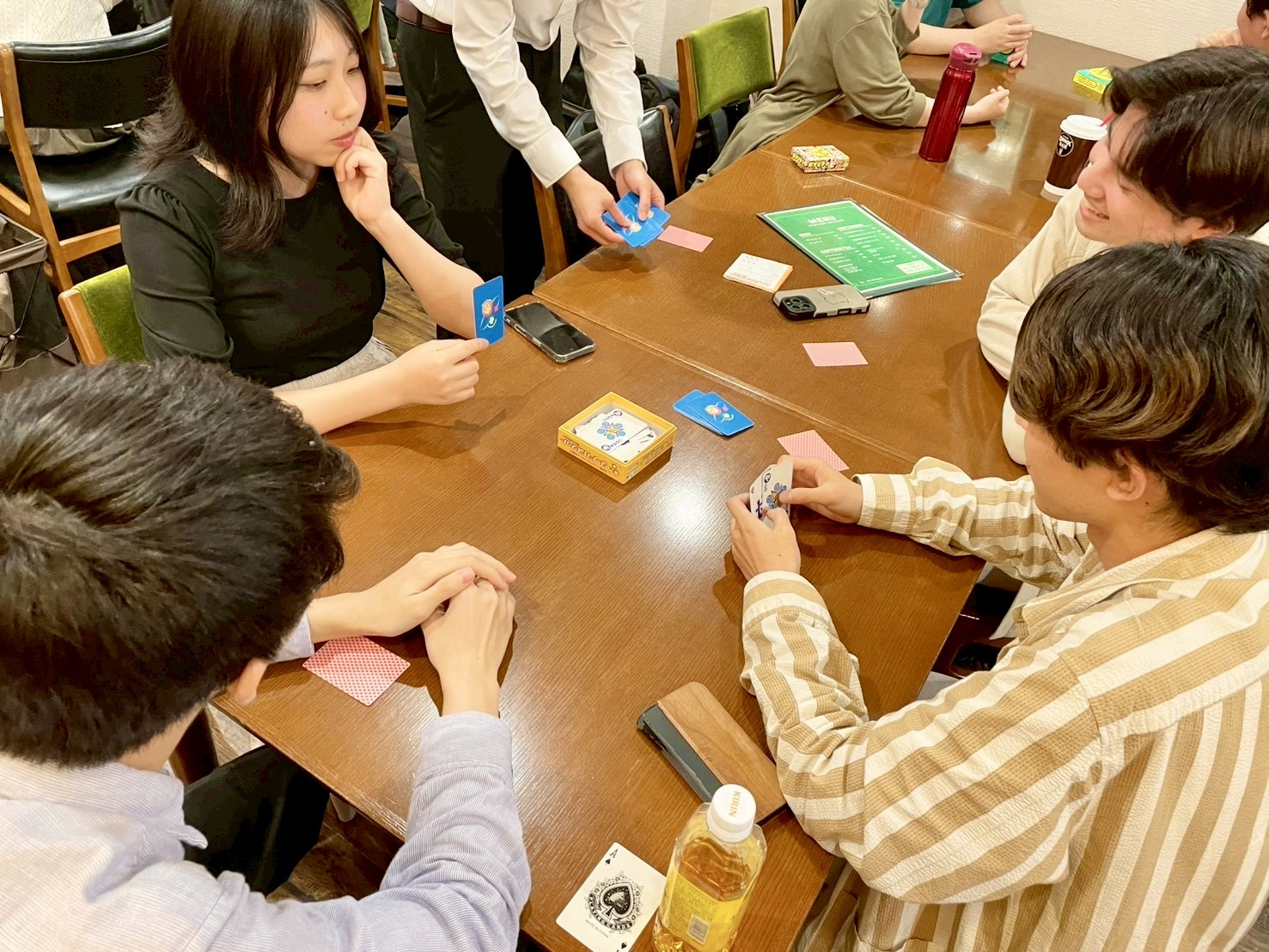 ボードゲームを楽しむ様子