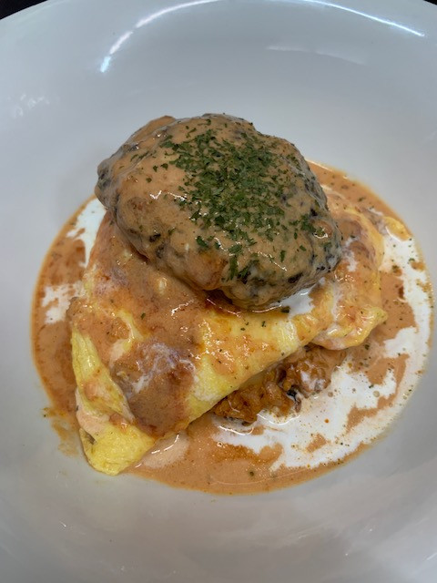 トマトクリームハンバーグオムライス