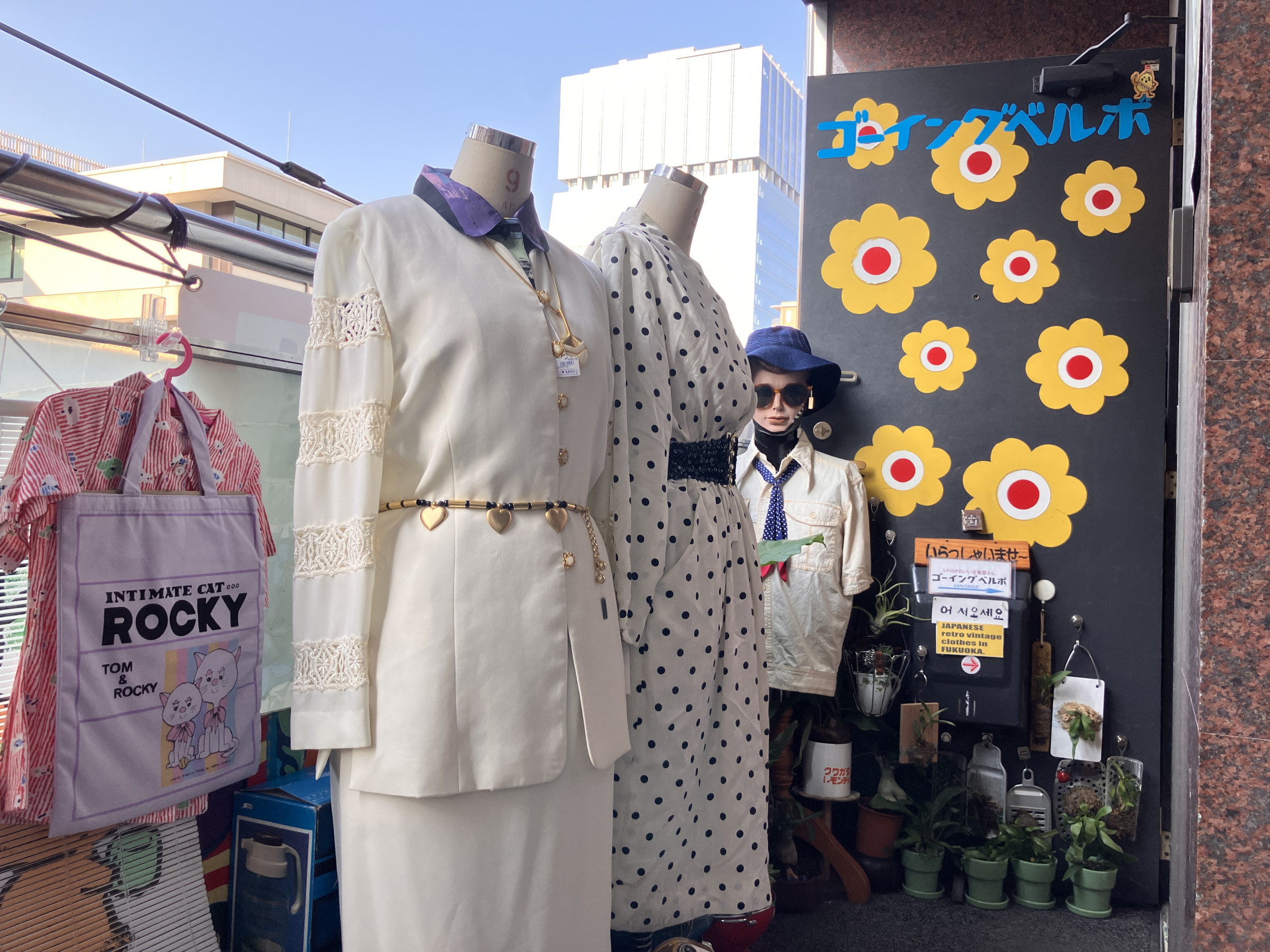 　 60s 70s 80s 90s レトロな古着がいっぱいあるね！レディス中心の品揃えですがメンズも一部あり