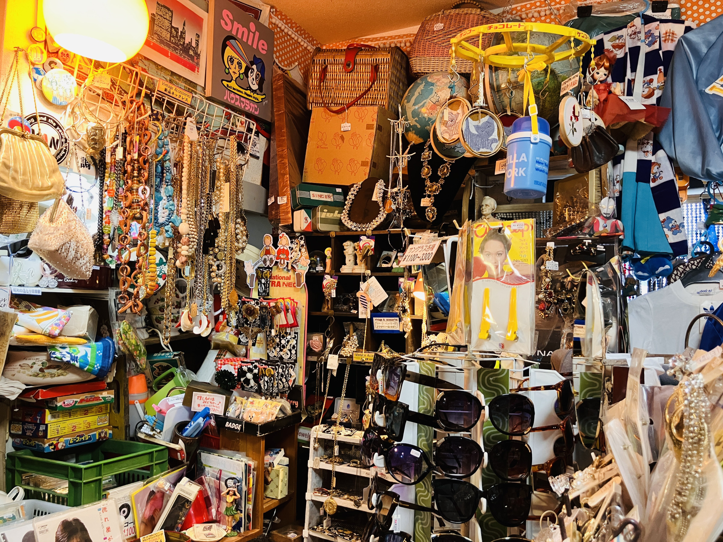 古道具に生活雑貨、昭和レトロな商品に、こころが温まります。時代を越えて熱視線！