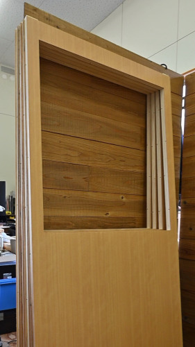 大きな明かり取り窓を制作中。